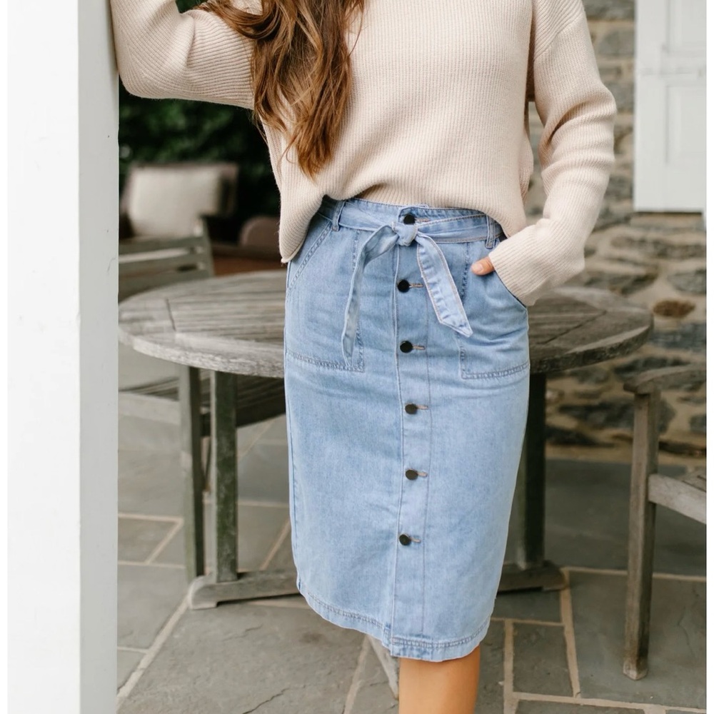 ‘CASSIDY' BUTTON DOWN TIE WAIST DENIM SKIRT IN LIGHT WASH